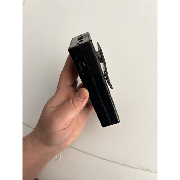 Vintage Retro Soundesign Mini Small Portable AM/FM Radio & Hanging Clip 2020BLK - Picture 6 of 6